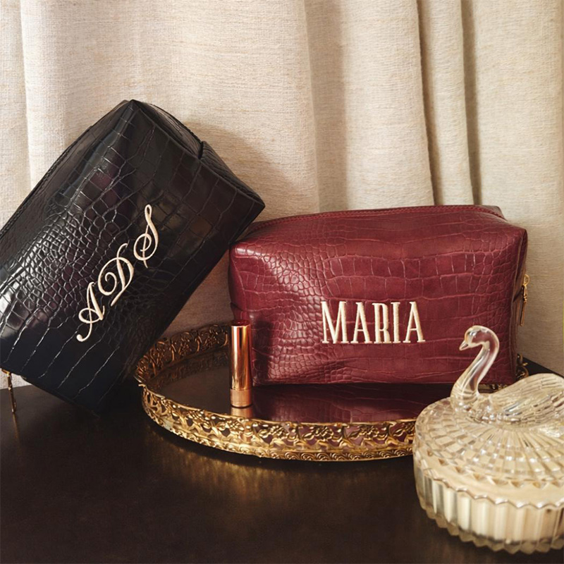 Luxury Bags That Are Vegan - 刺繍入りクロコダイル風メイクアップバッグ、名入れ対応ビーガンコスメポーチ、高級トラベルアクセサリー、彼女へのギフト、ブライズメイドプレゼントのアイデア