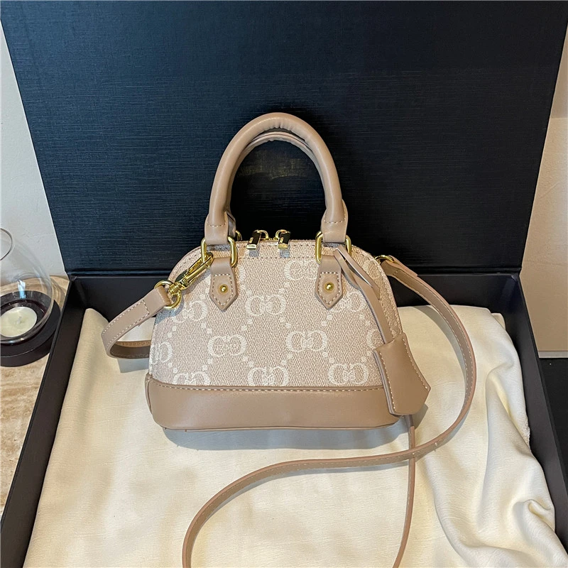 スタイリッシュな高級おむつバッグ：女性向け大容量レザークロス - Luxury Bags Best のレビューと価格