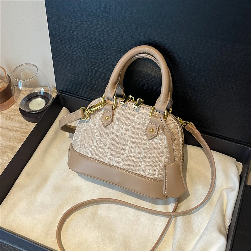 スタイリッシュな高級おむつバッグ：女性向け大容量レザークロス - Luxury Bags Best のレビューと価格
