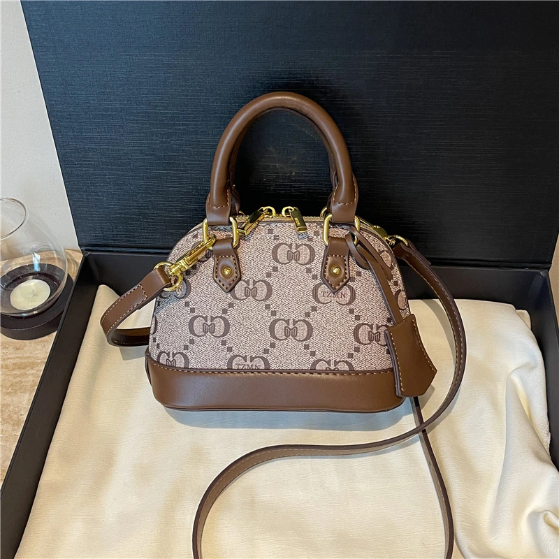 スタイリッシュな高級おむつバッグ：女性向け大容量レザークロス - Luxury Bags Best のレビューと価格