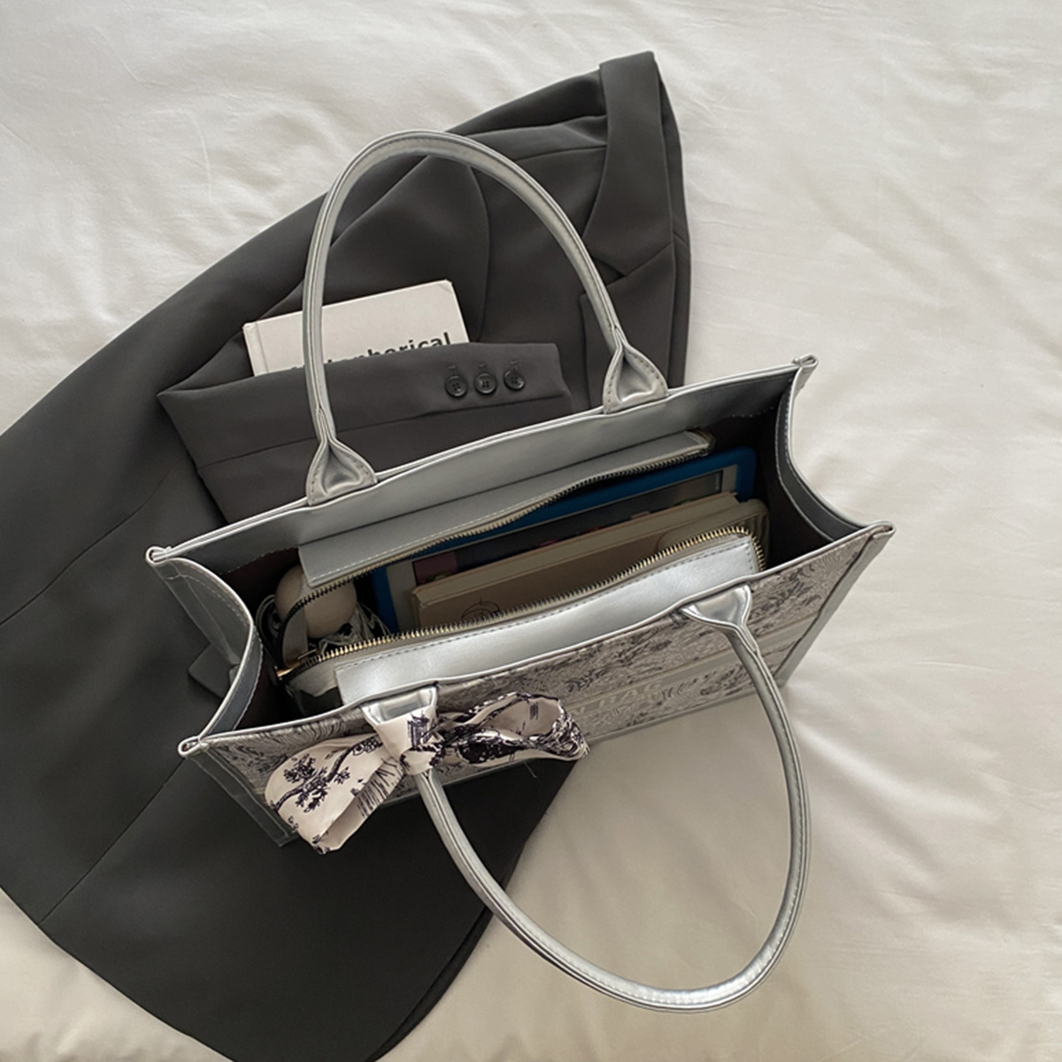 高級感あふれるエレガントな女性用トートバッグ、刺繍ブーケ柄P - Luxury Bag Collection のレビューと価格