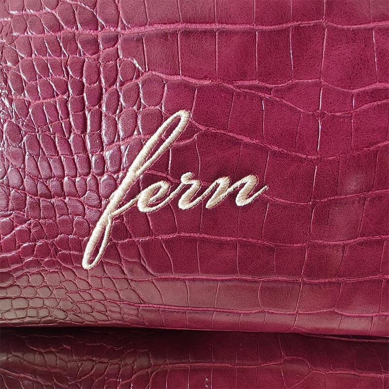 刺繍入りクロコダイル風メイクアップバッグ、名入れ対応ビーガン - Luxury Bags That Are Vegan のレビューと価格